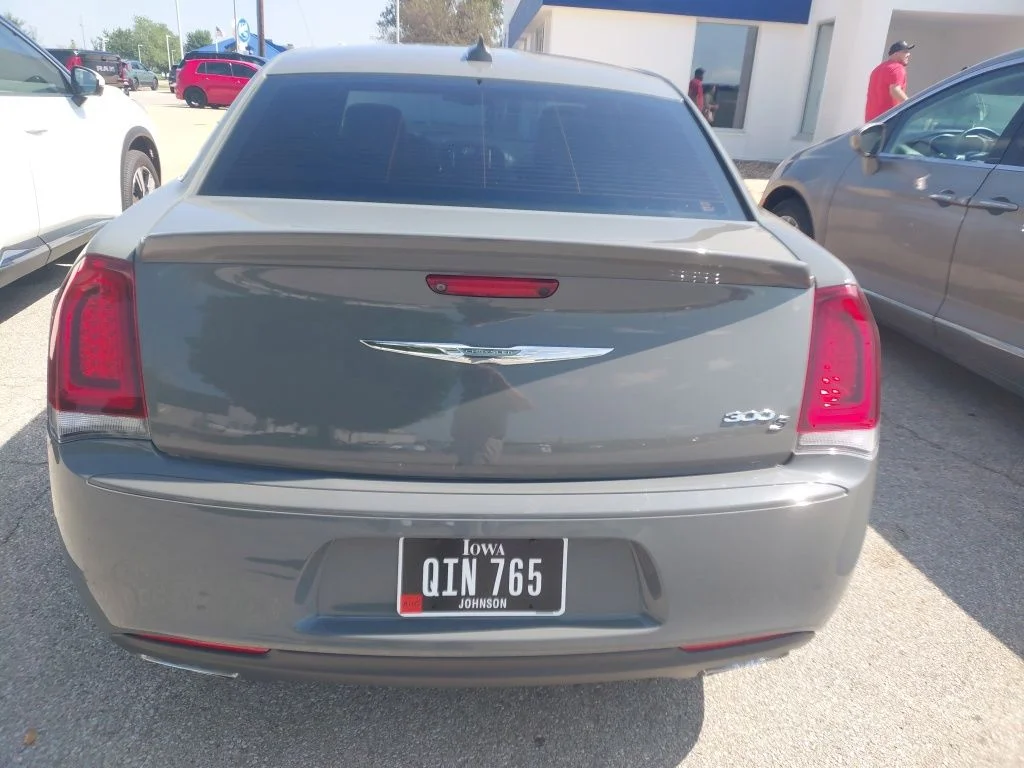 Used 2018 White Chrysler S image 5