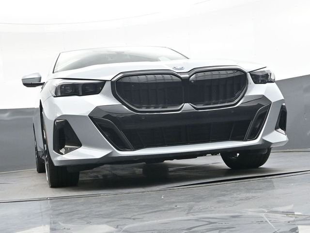 Used 2026 Gray BMW 550e xDrive image 40
