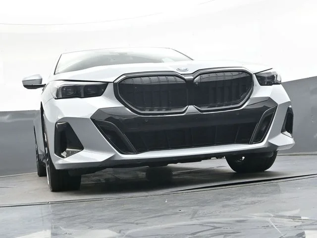 Used 2026 Gray BMW 550e xDrive image 40