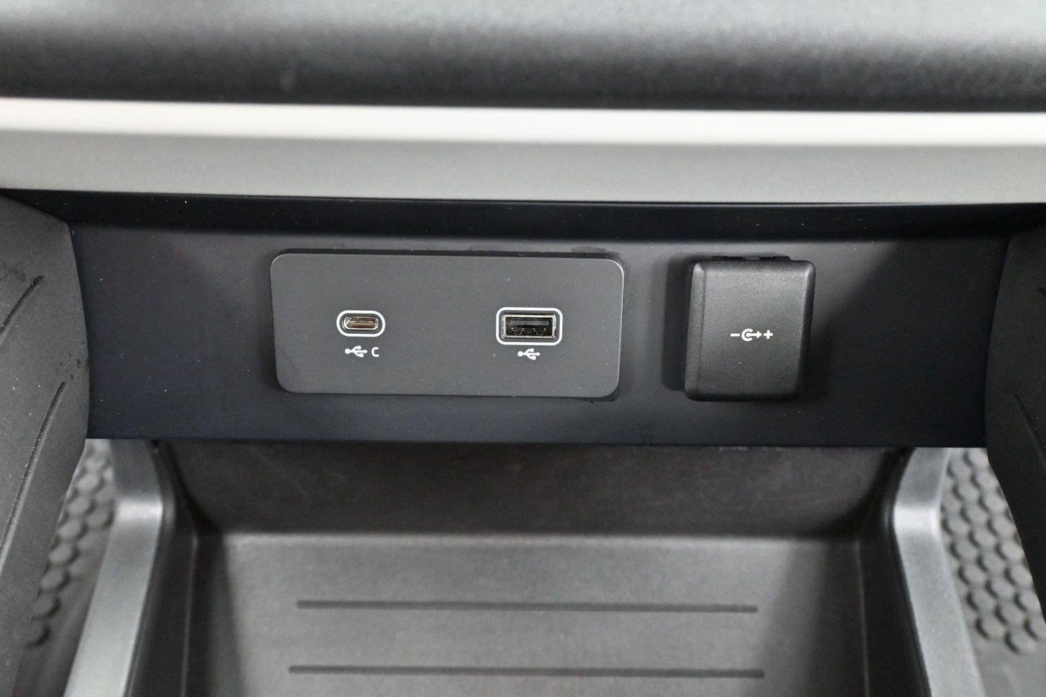 Used 2024 Eiger Grey Metallic Land Rover S image 27