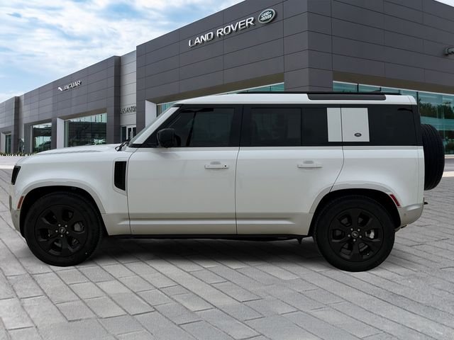 Used 2023 White Land Rover SE image 2