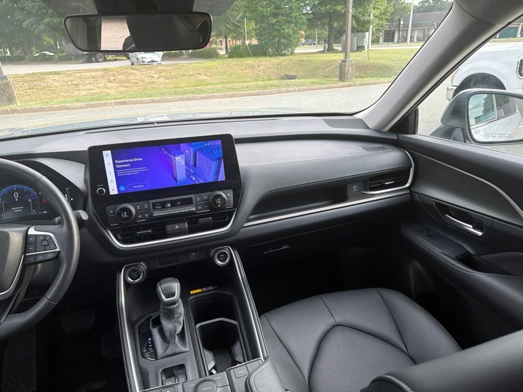 Used 2025 Silver Toyota XLE image 11