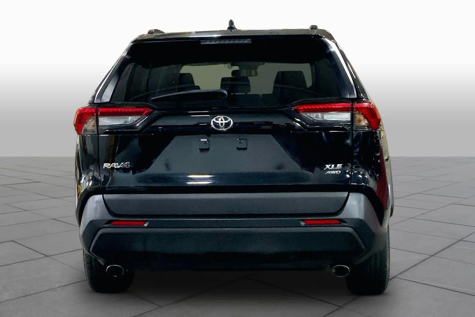 Used 2020 Midnight Black Metallic Toyota XLE image 5