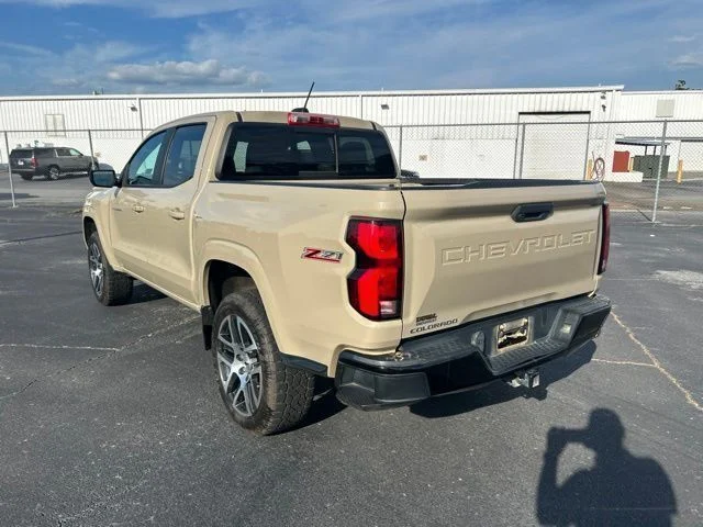 Used 2023  Chevrolet Z71 image 3