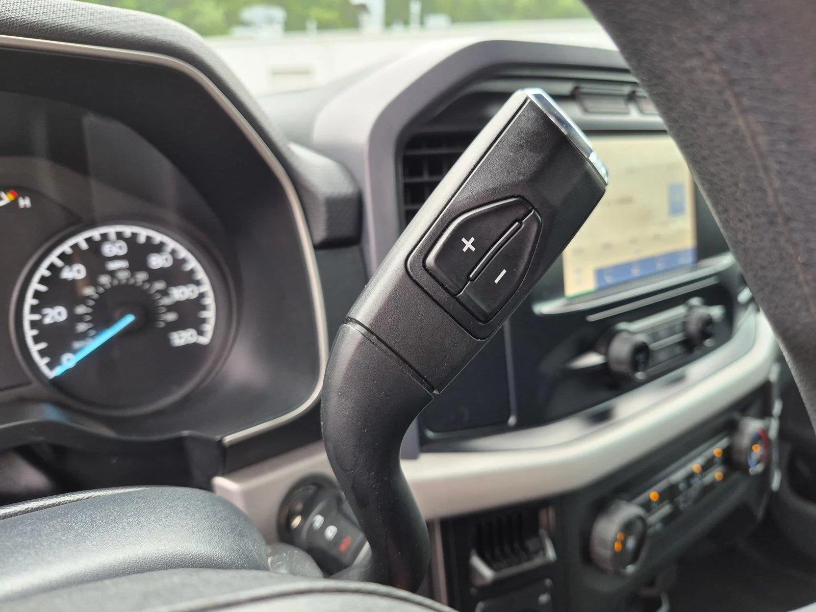 Used 2023 Oxford White Ford XLT image 21