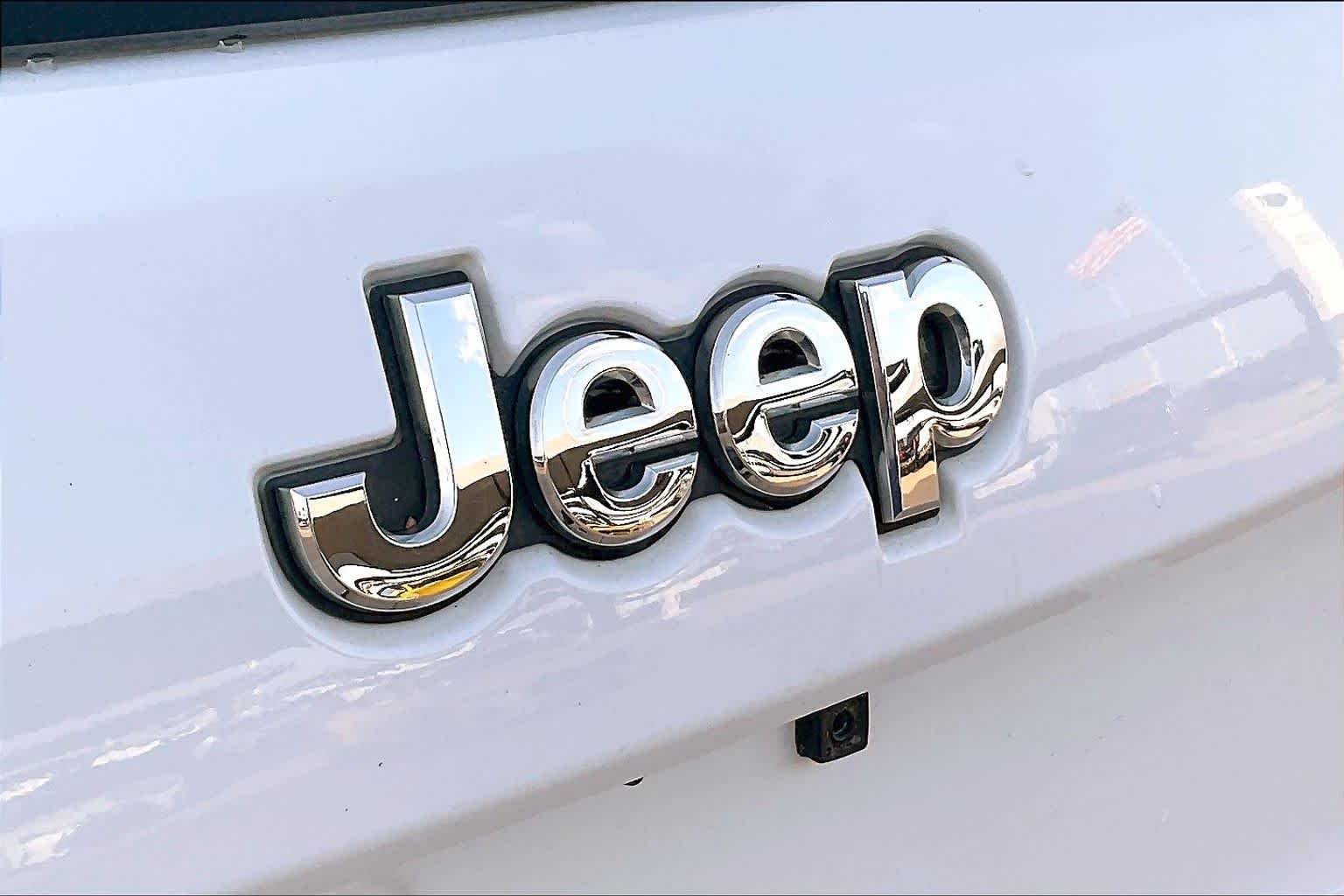 Used 2016 Bright White Clearcoat Jeep Limited image 28