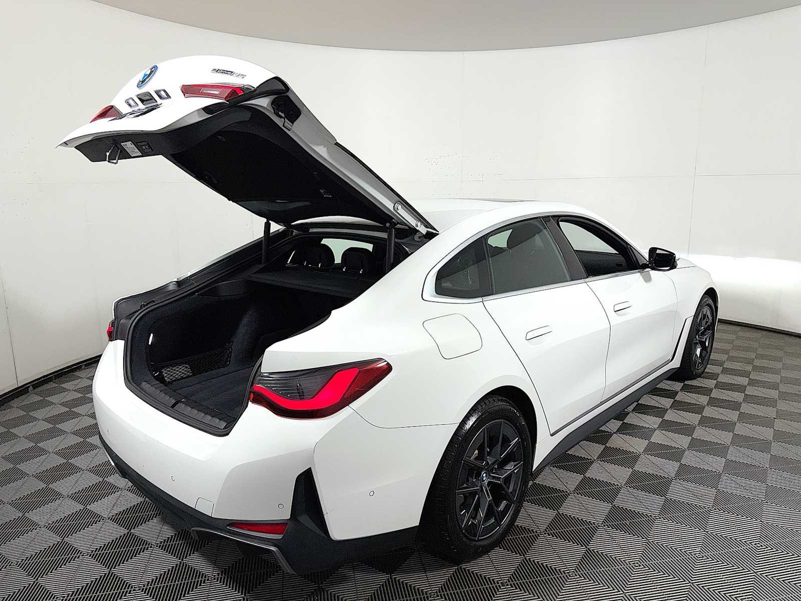 Used 2023 Alpine White BMW eDrive35 image 23