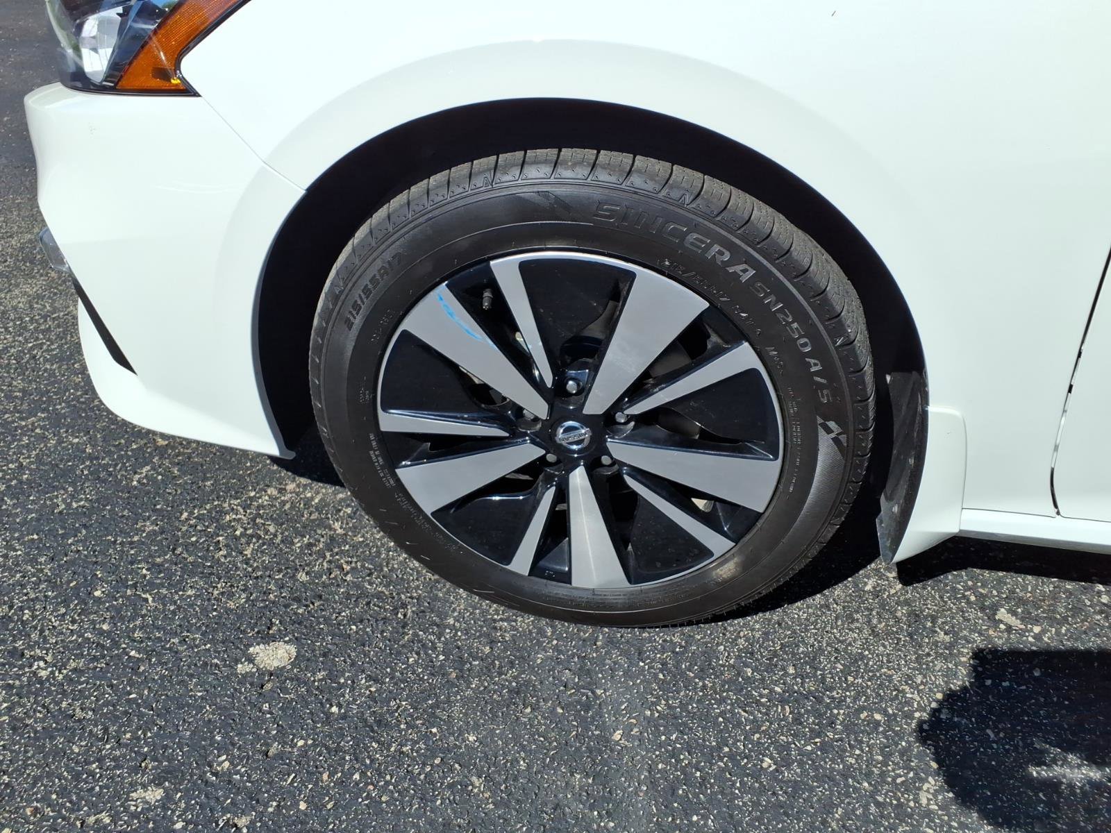 Used 2021 Pearl White Tricoat Nissan 2.5 SV image 9