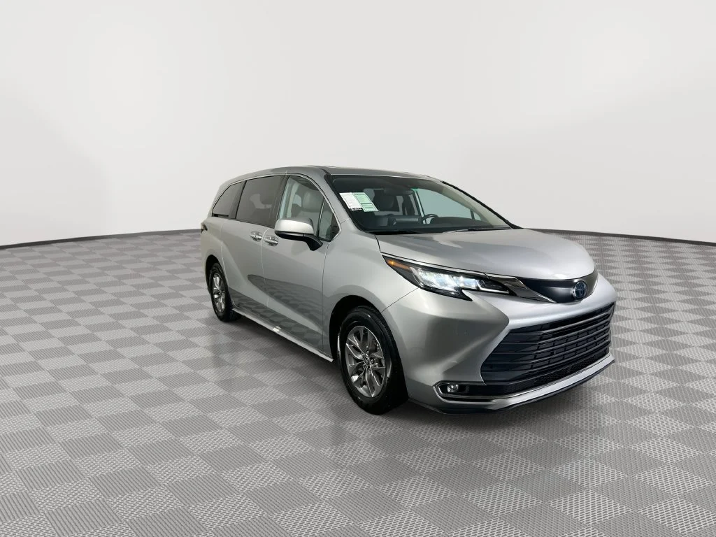 Used 2022 Silver Toyota XLE image 4