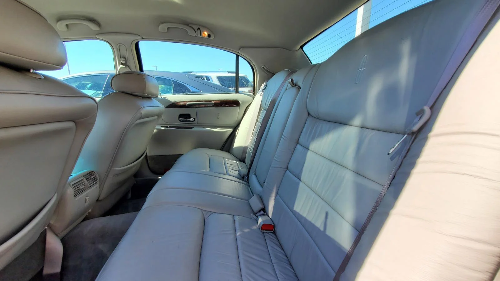 Used 2000  Lincoln Executive image 5