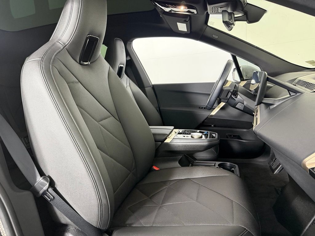 Used 2023 White BMW xDrive50 image 32