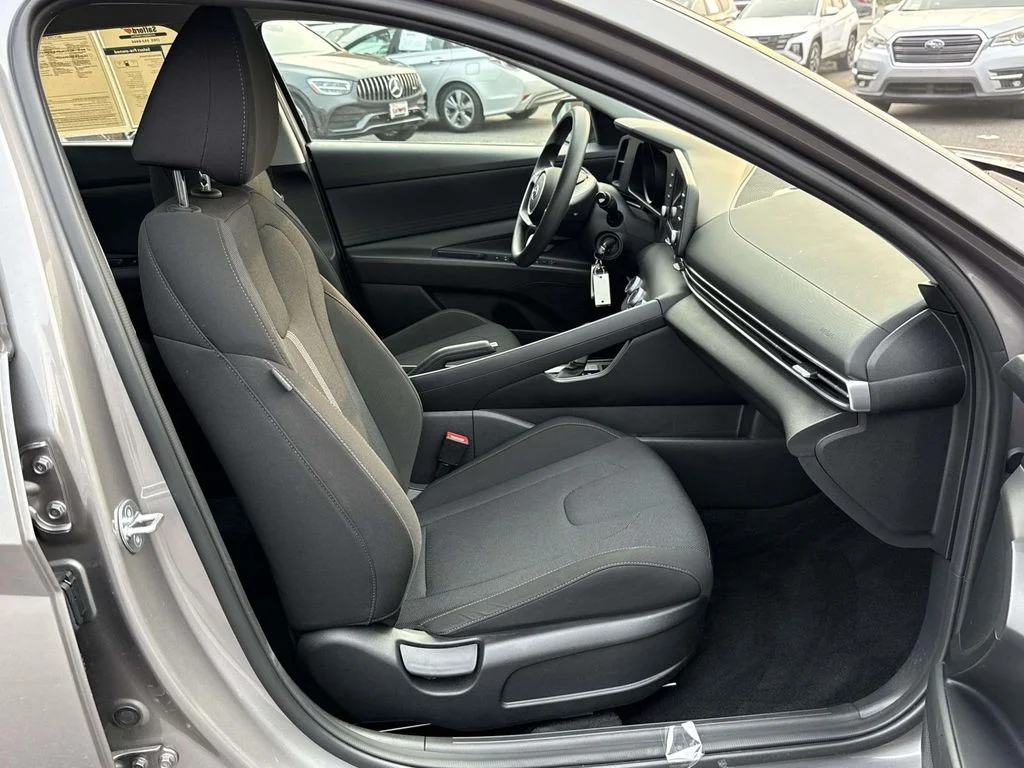 Used 2023  Hyundai SE image 15