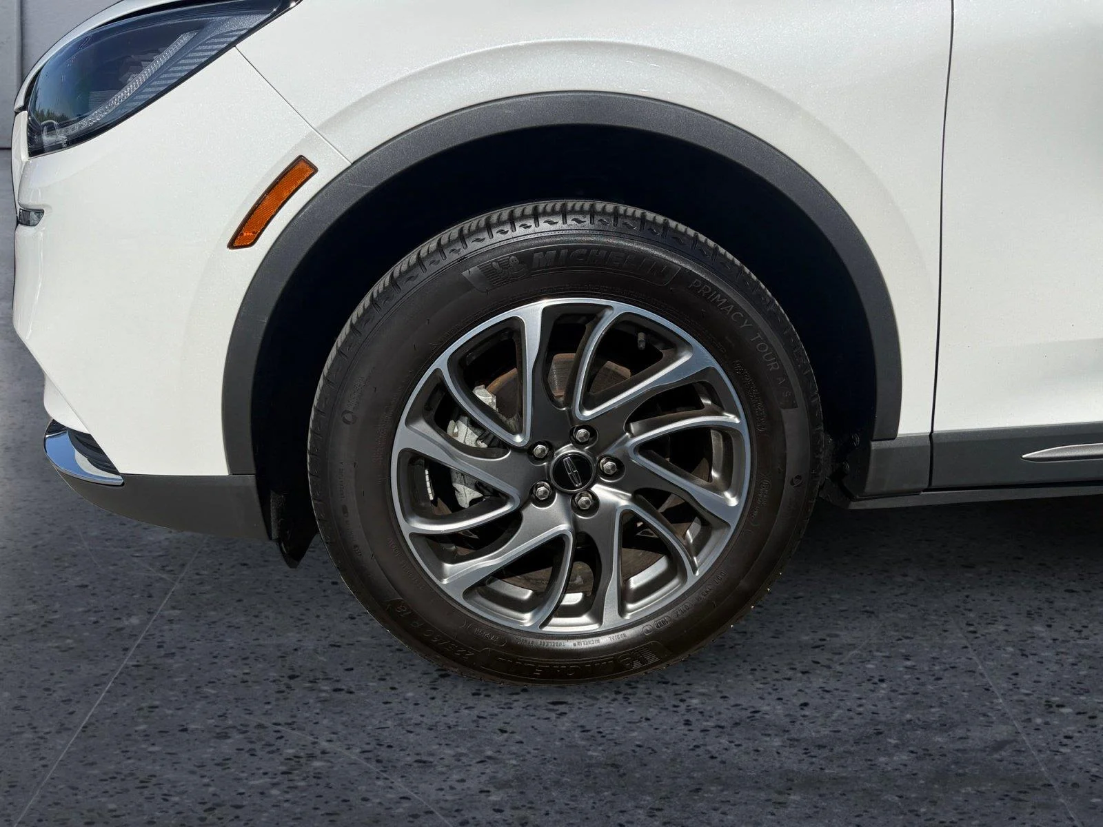 Used 2022 Pristine White Lincoln Standard image 9