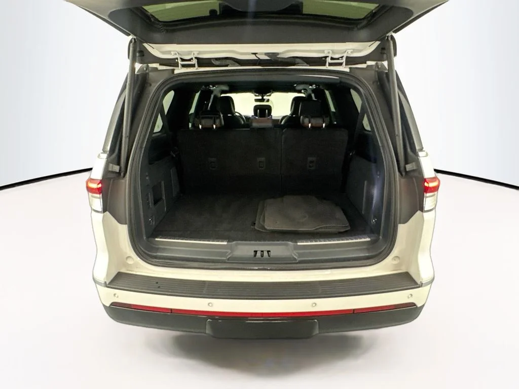 Used 2024 White Lincoln Reserve image 27