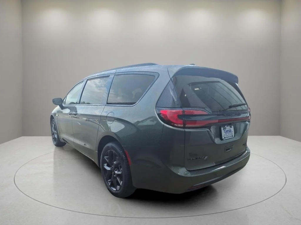 New 2027 Olive Green Pearl-Coat Exterior Paint Chrysler Limited image 3