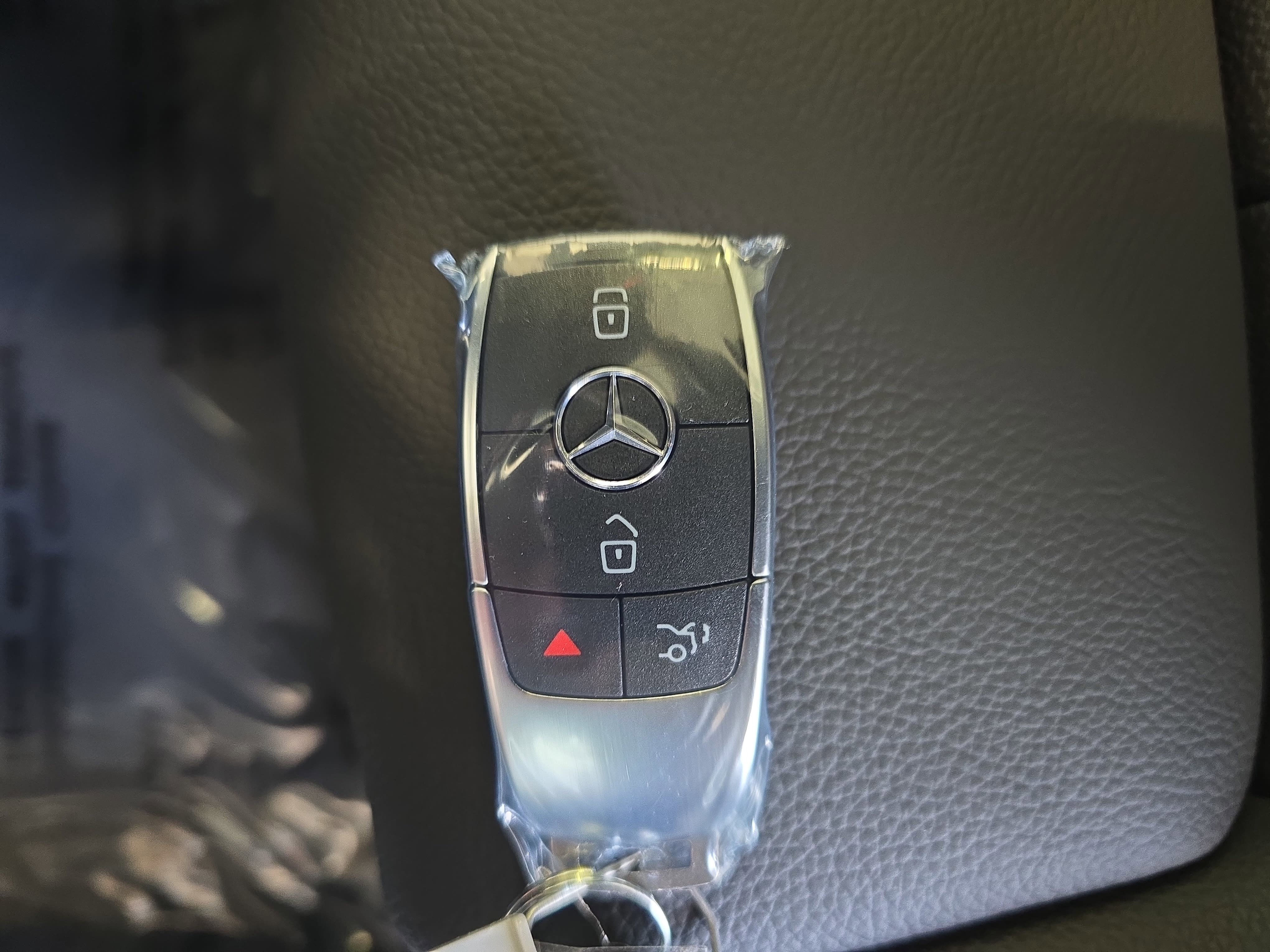 New 2026 Polar White Mercedes-Benz GLB250 image 36