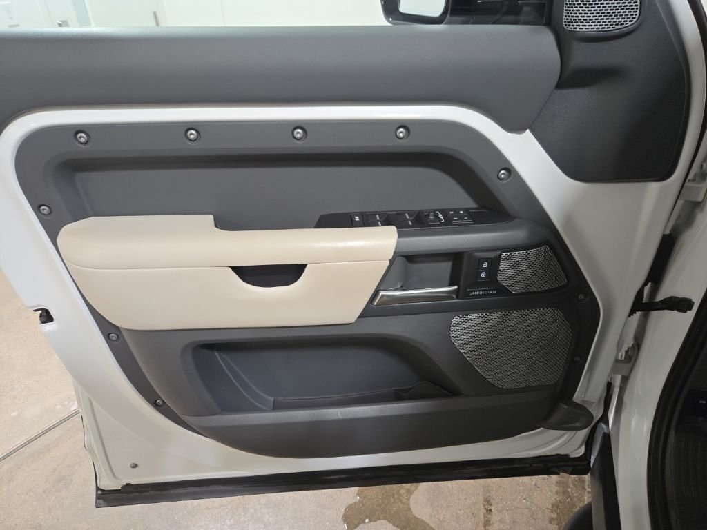 Used 2023 Fuji White Land Rover X-Dynamic SE image 24