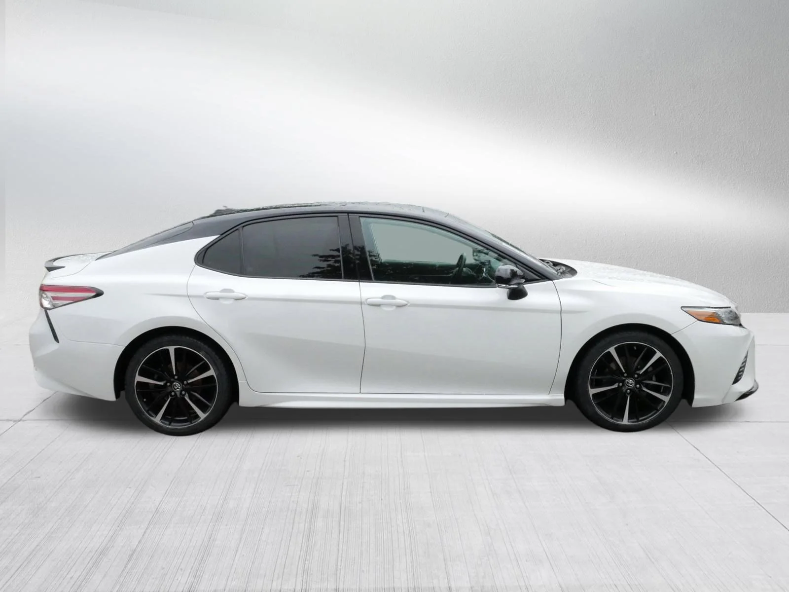 Used 2019 Wind Chill Pearl/Midnight Black Metallic Toyota XSE V6 image 8