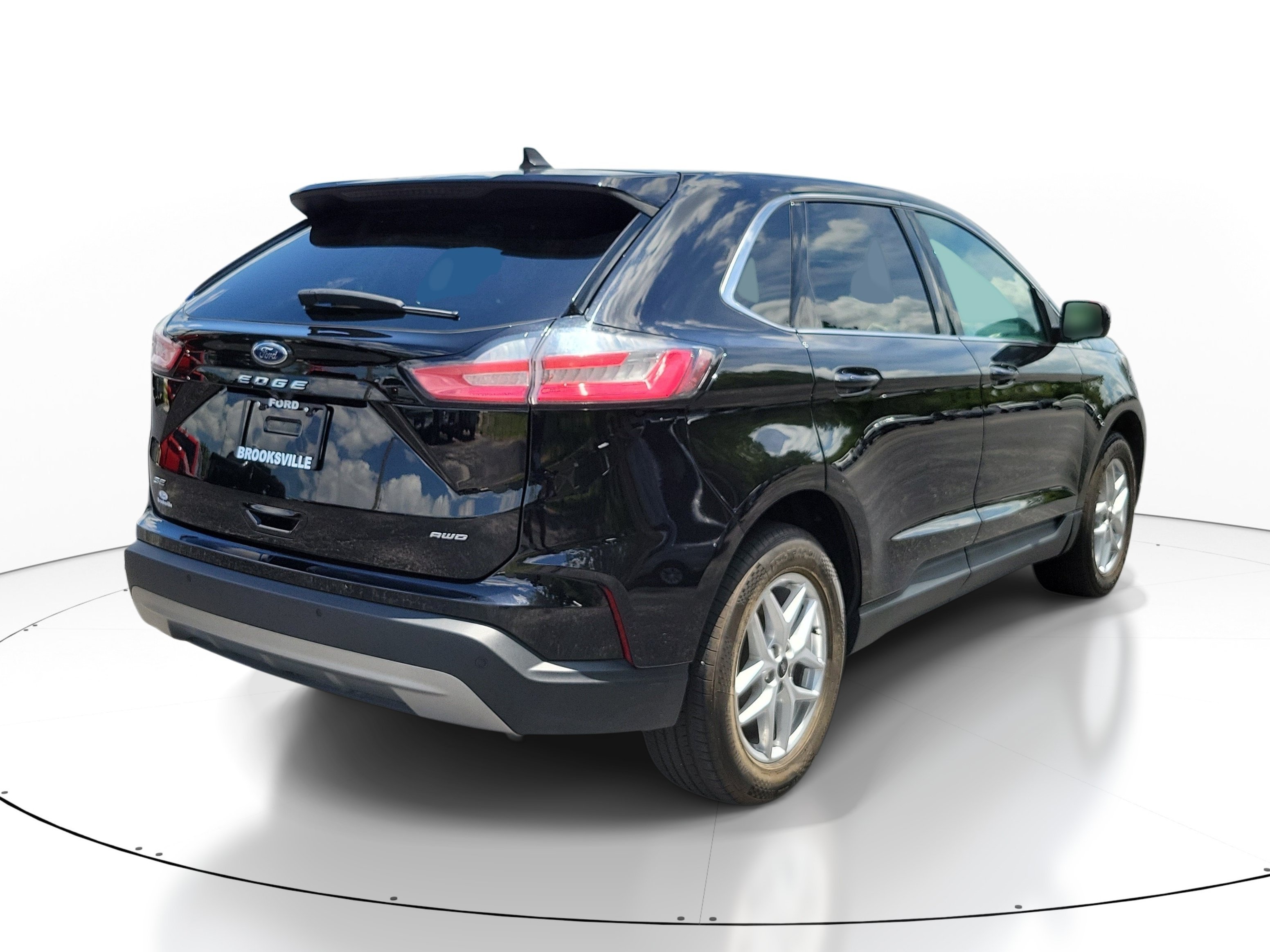 Used 2024 Agate Black Metallic Ford SEL image 5