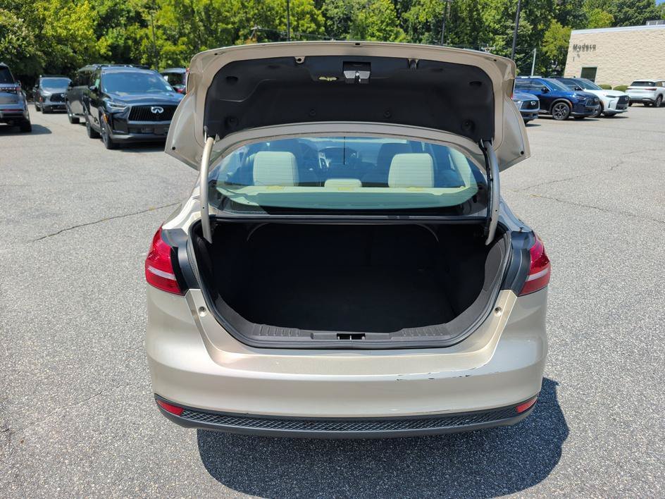 Used 2018 White Gold Metallic Ford SE image 15