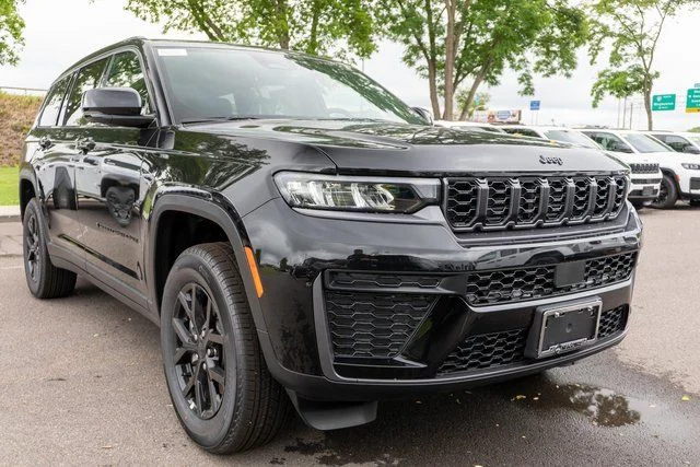 New 2026 Diamond Black Crystal Pearl-Coat Exterior Paint Jeep Altitude image 4