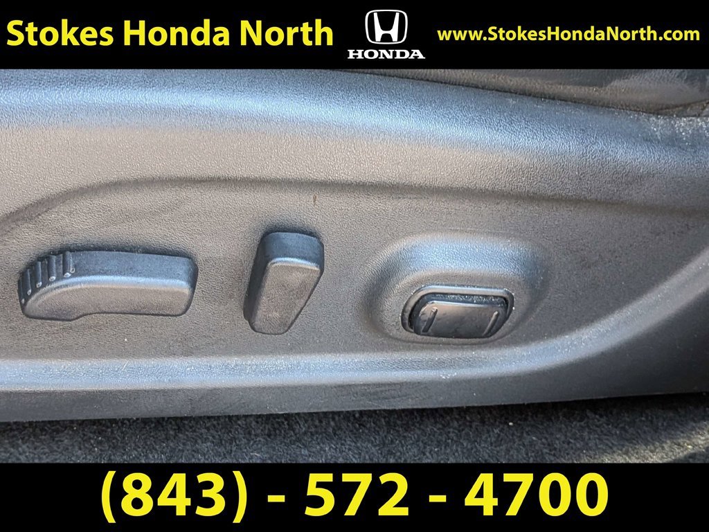 Used 2015 Silver Nissan SL image 26