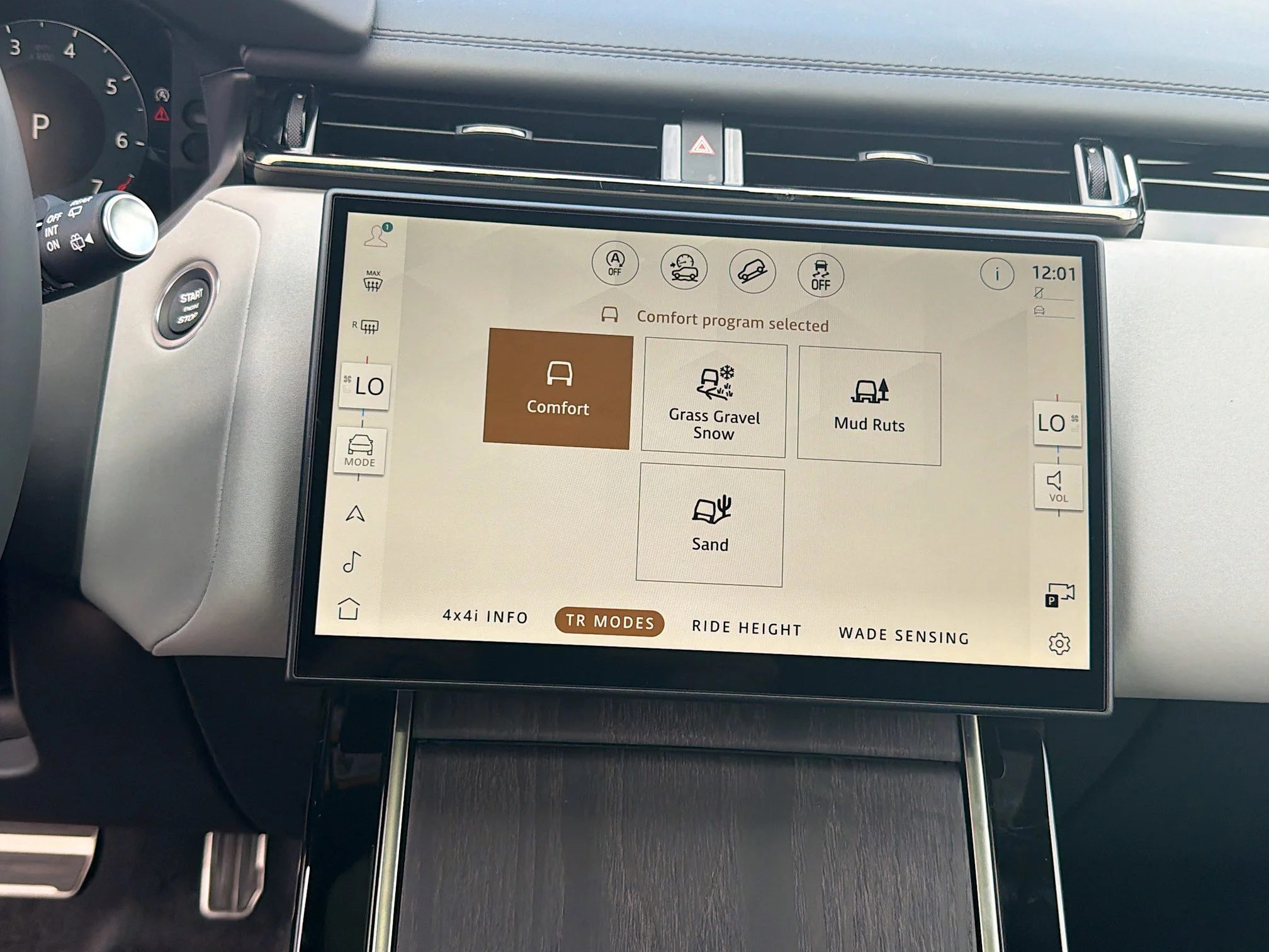 New 2026 Santorini Black Land Rover Dynamic SE image 30