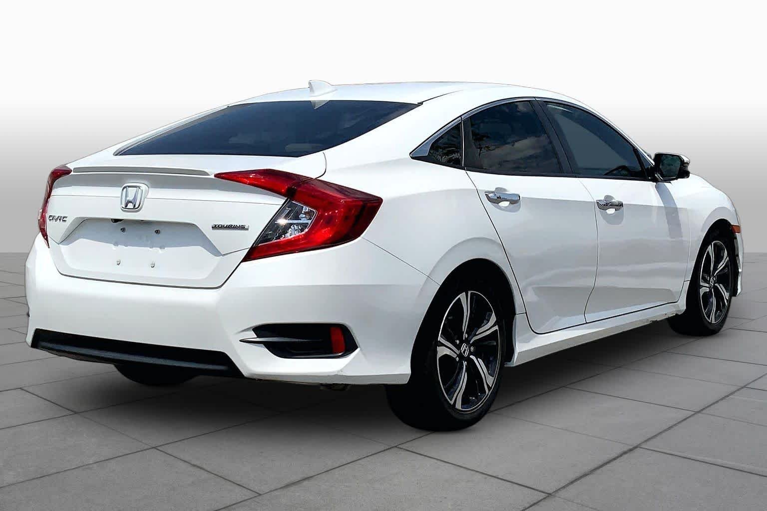 Used 2017 Lunar Silver Metallic Honda Touring image 10