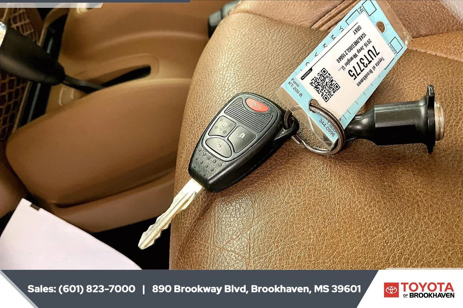 Used 2016 Granite Crystal Metallic Clearcoat Jeep Sahara image 9