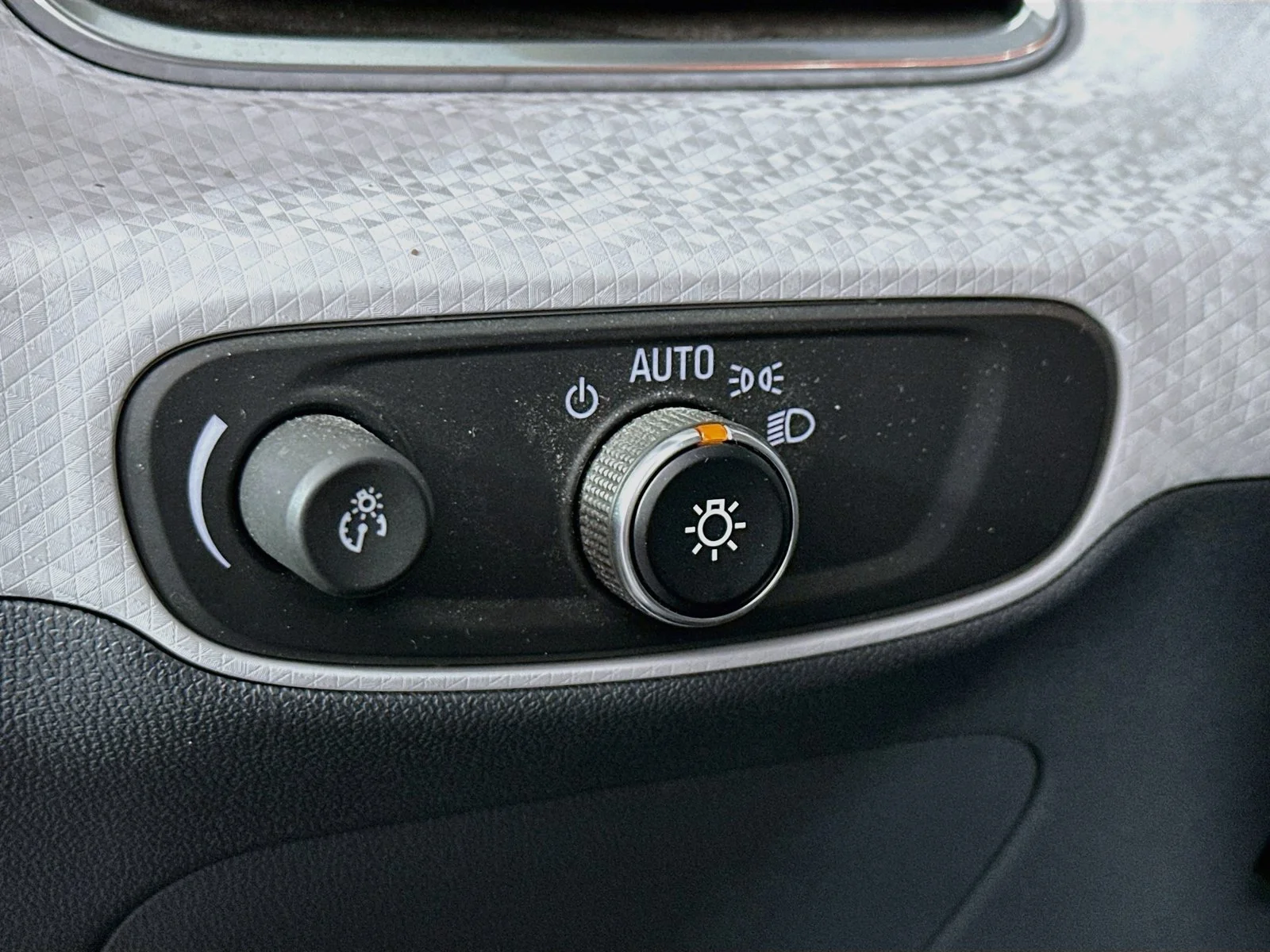 Used 2019 Silver Ice Metallic Chevrolet Premier image 11