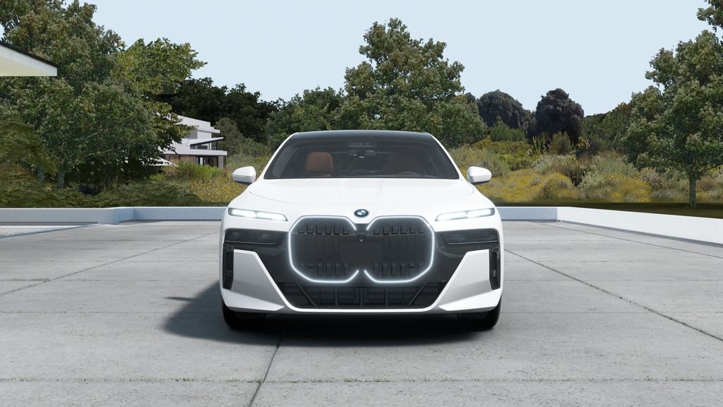 New 2026 Mineral White Metallic BMW 750e xDrive image 28