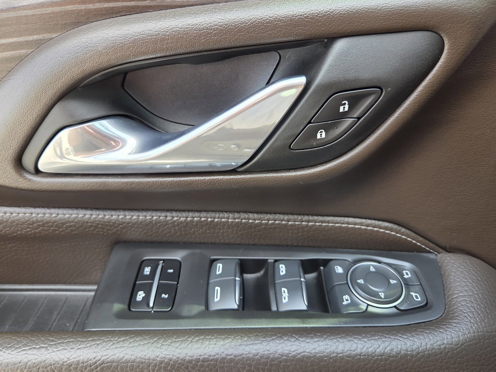 Used 2024 White Frost Tricoat GMC Denali image 15