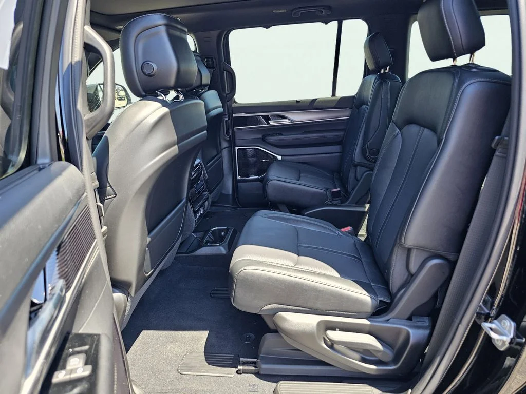 New 2026 High Gloss Black Exterior Paint Jeep Limited Reserve image 32