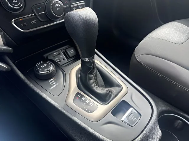 Used 2018 Silver Jeep Latitude image 9