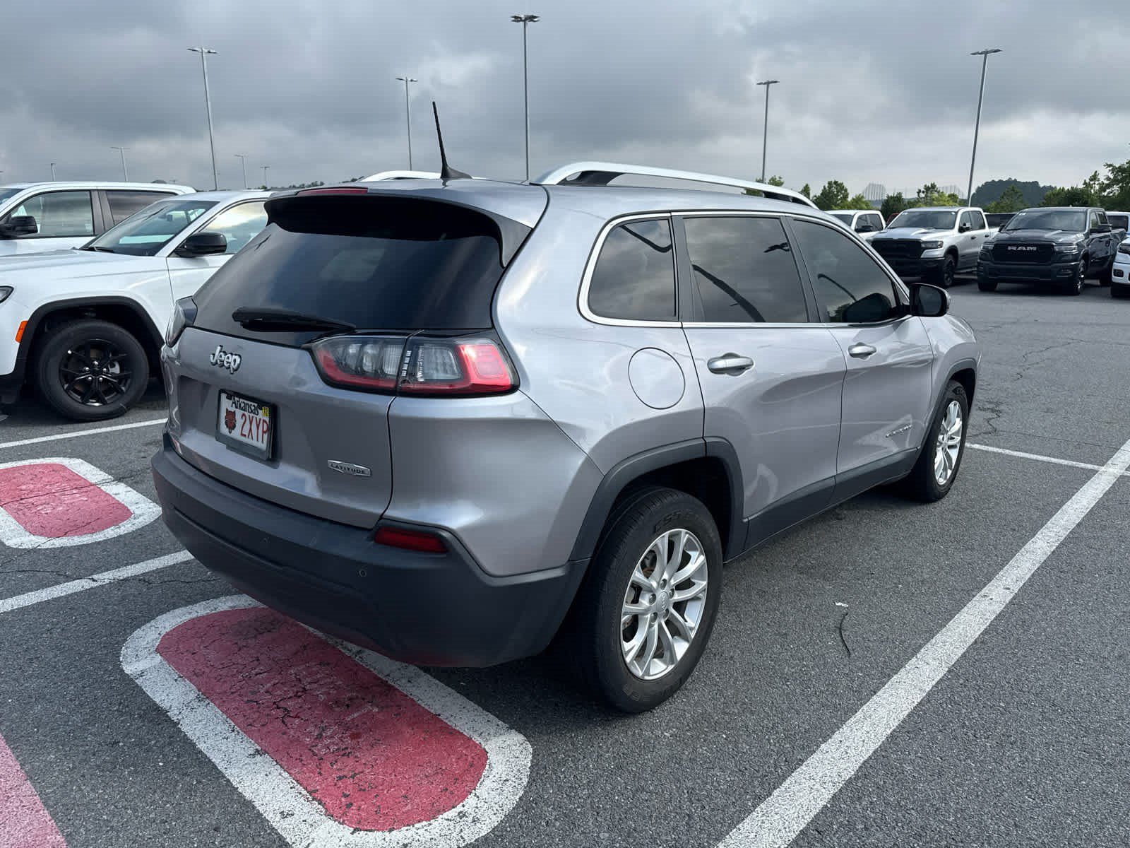 Used 2019 Billet Silver Metallic Clearcoat Jeep Latitude image 3