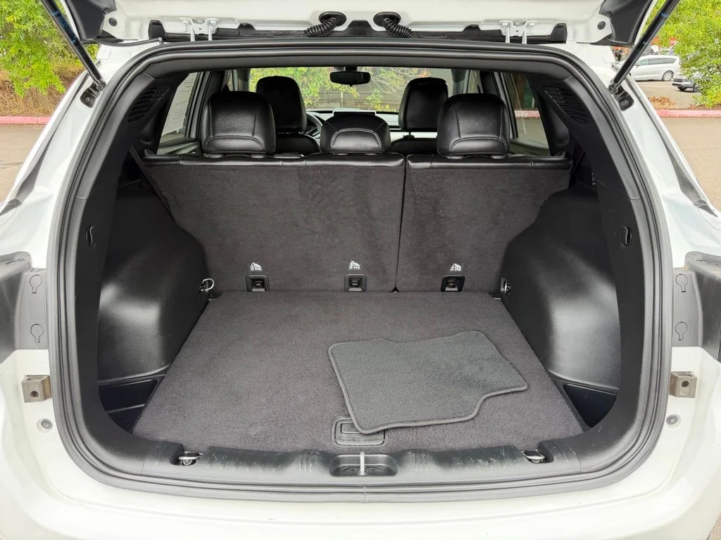 Used 2024 White Jeep Latitude image 10
