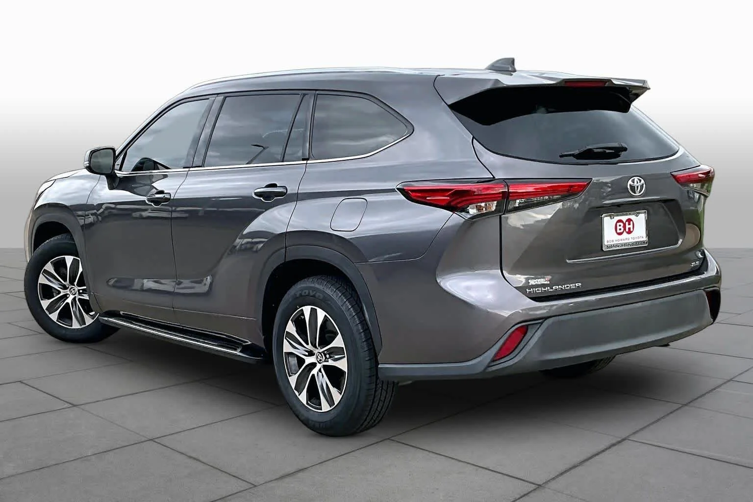 Used 2021 Magnetic Gray Metallic Toyota XLE image 12