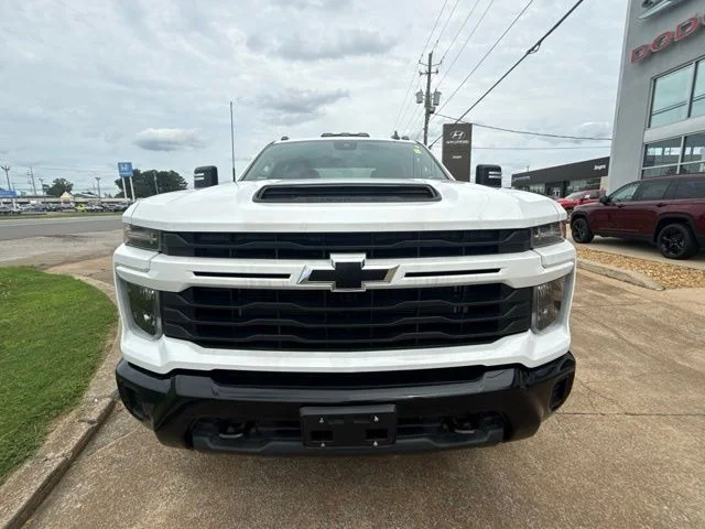 Used 2024 White Chevrolet Custom image 3