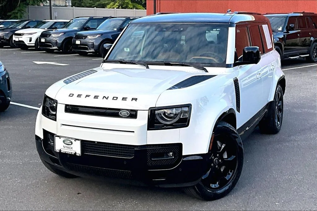 Used 2024 White Land Rover X-Dynamic SE image 1