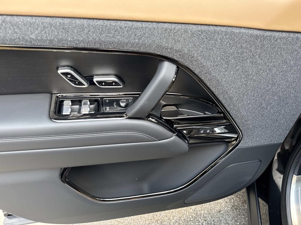New 2026 Santorini Black Land Rover Dynamic SE image 19
