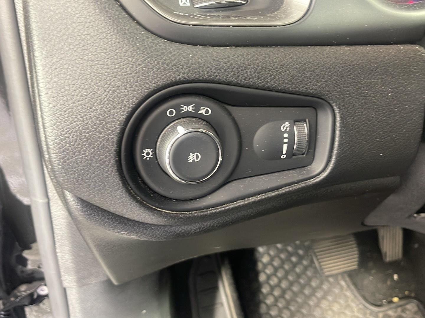 Used 2023 Black Clearcoat Jeep Latitude image 37