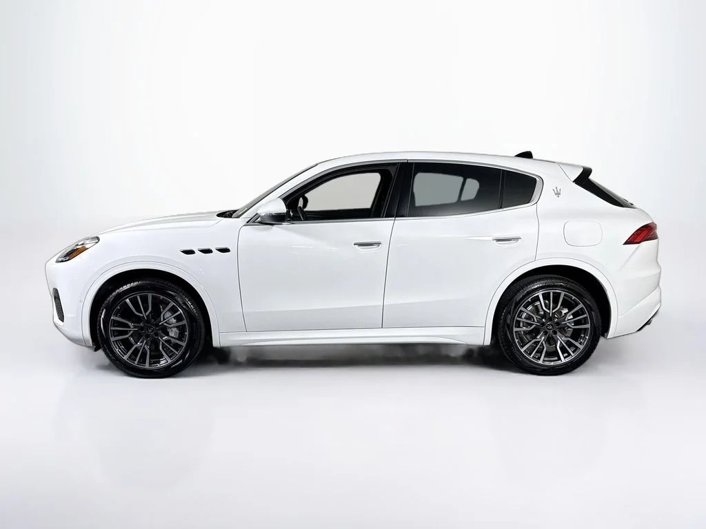 Used 2025 Bianco Maserati Base image 2