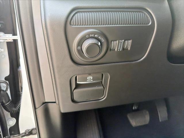 New 2026 Bright White Clear-Coat Exterior Paint Jeep Summit Reserve image 25