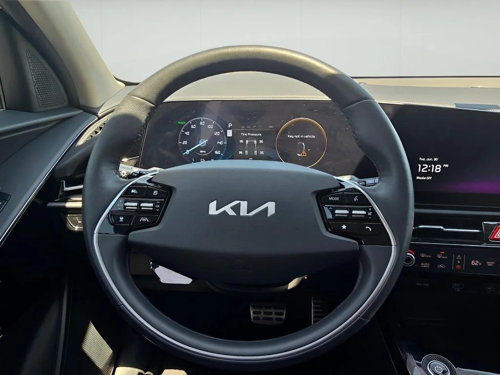 Used 2023 Snow White Pearl Kia Wave image 27