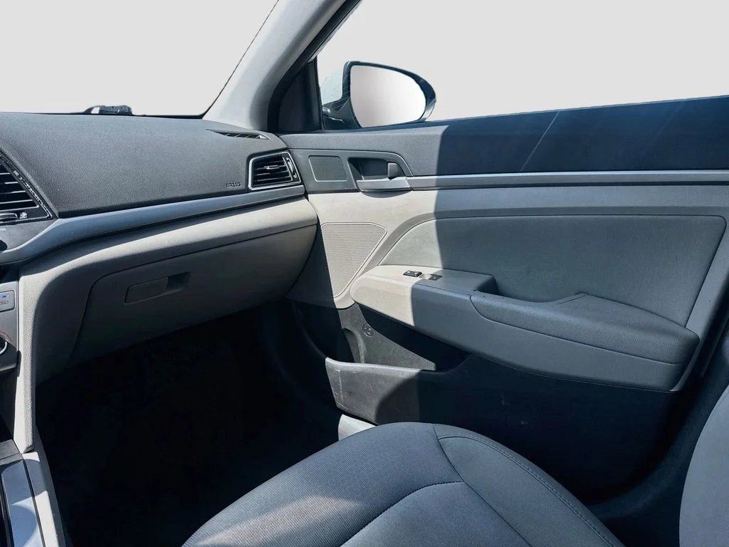 Used 2017 Silver Hyundai SE image 26