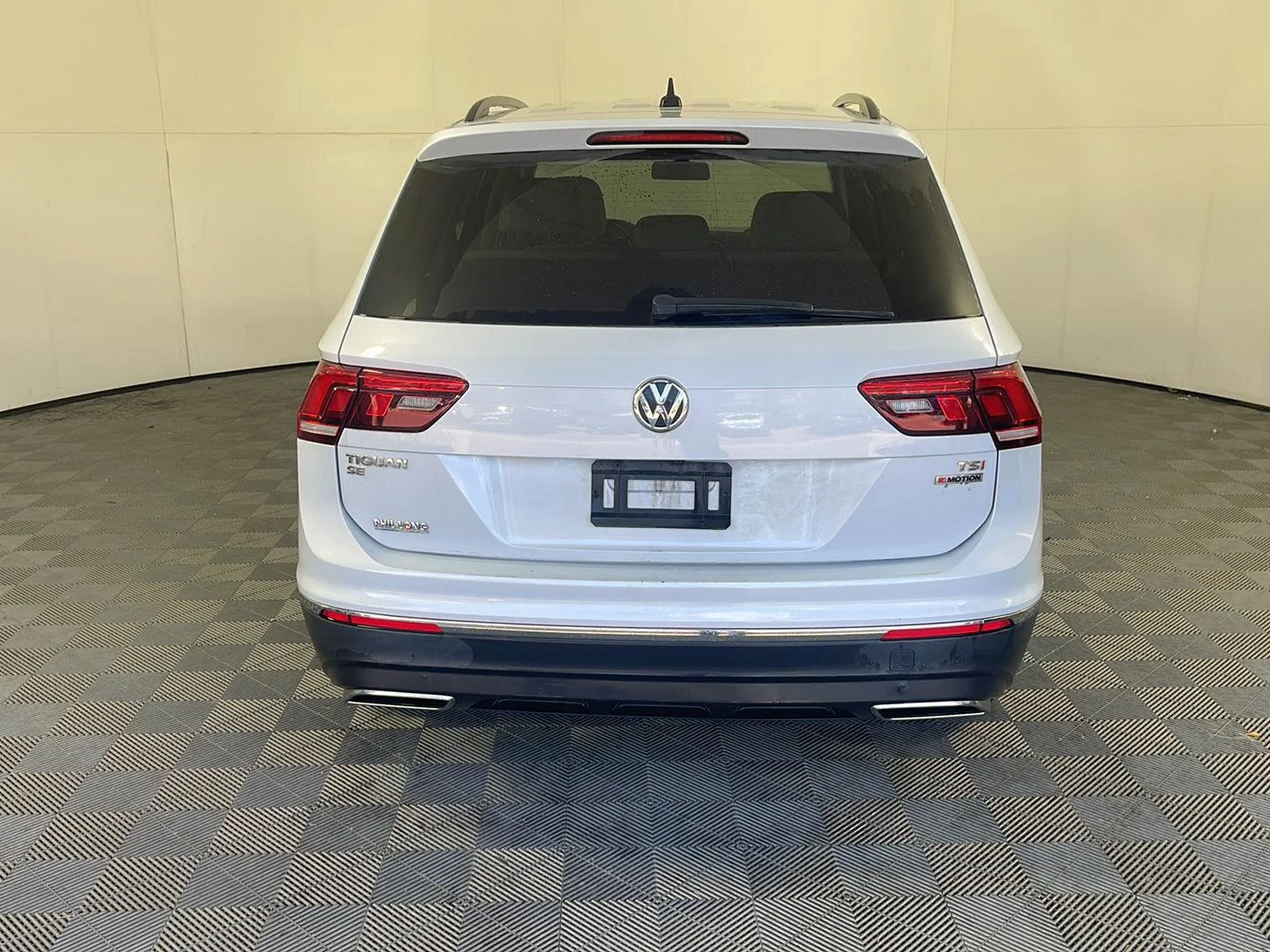 Used 2018 White Silver Metallic Volkswagen SE image 8