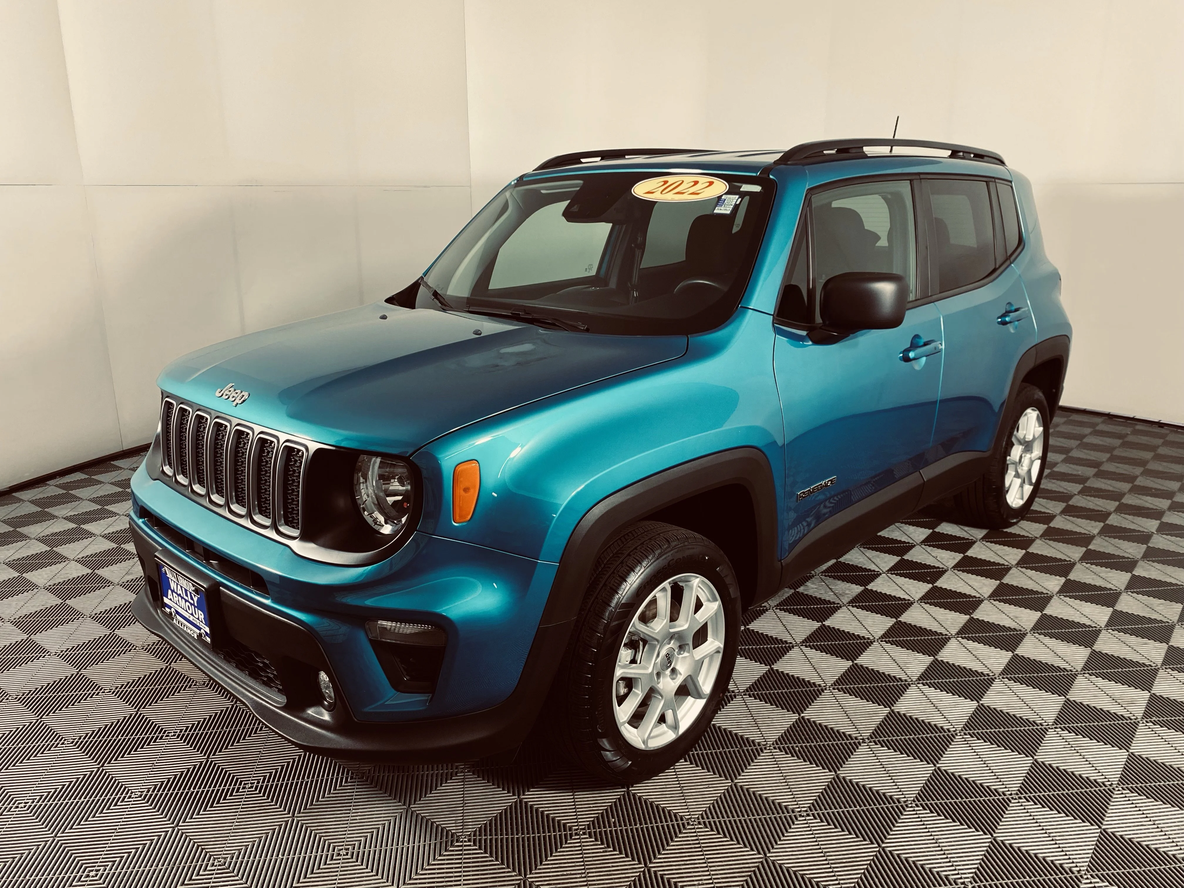 Used 2022 Bikini Metallic Clearcoat Jeep Latitude image 11