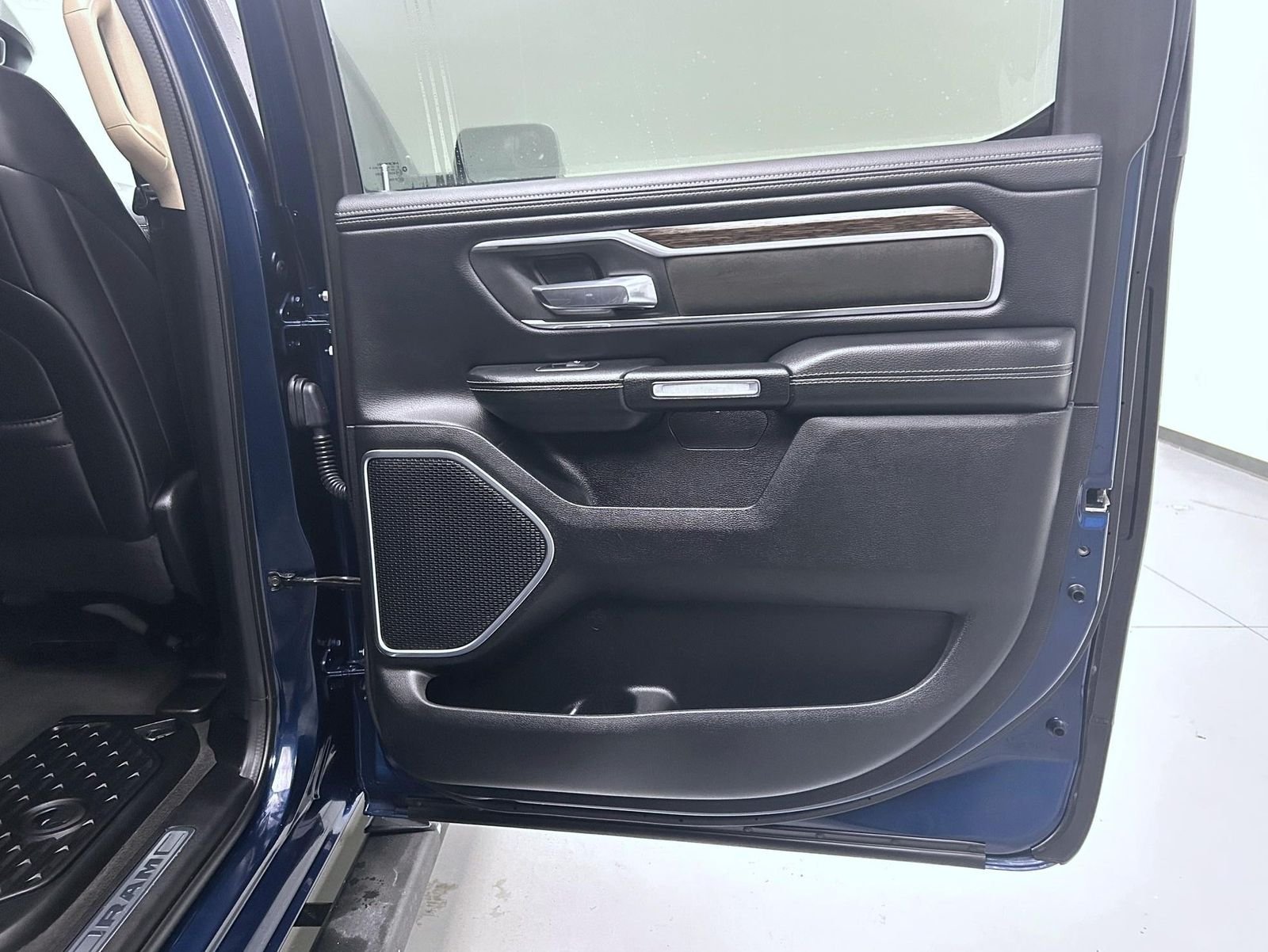 Used 2020 Blue Ram Laramie image 17