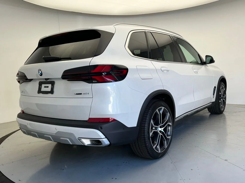New 2026 Mineral White Metallic BMW xDrive40i image 3