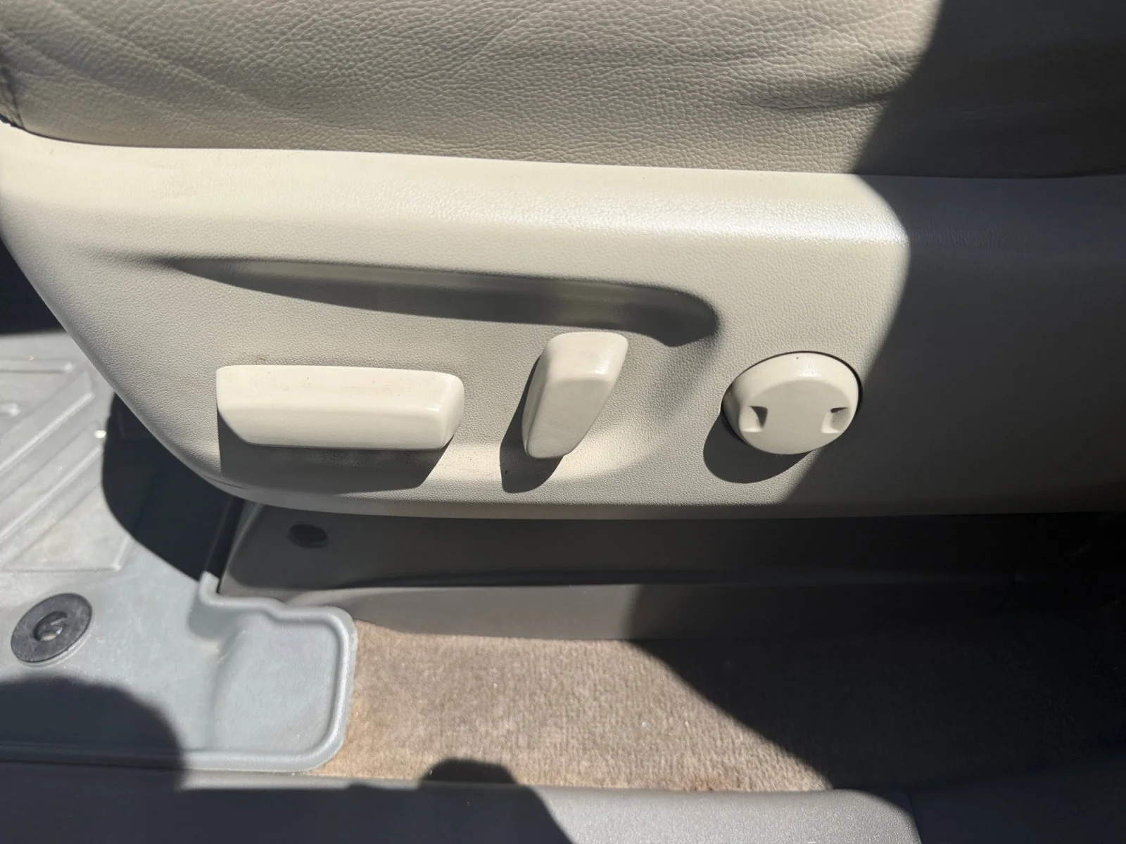 Used 2018 Super White Toyota XLE Premium image 9